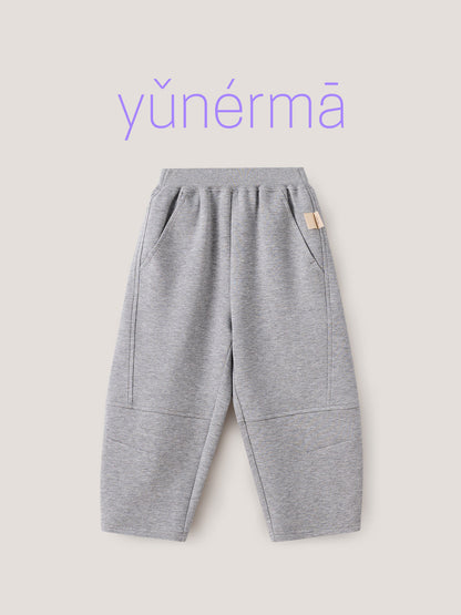 キッズ用スウェットパンツ（ライトグレー）ワイドシルエット、フロントにポケット付き