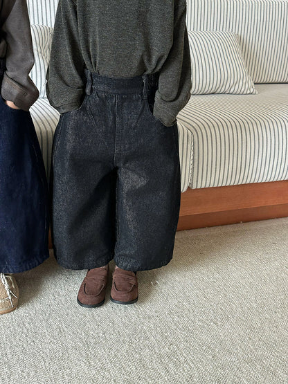 キッズ用ウォッシュデニム ルーズワイドパンツ（ブラック系）後ろ姿、センターの縫い目あり