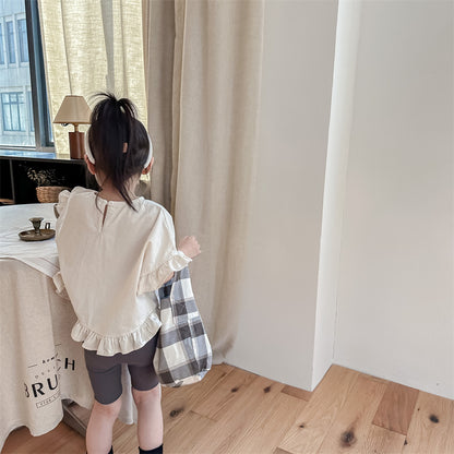 キッズ用ラッフルフリル半袖ブラウス（ベージュ）後ろから、ピンタックデザイン