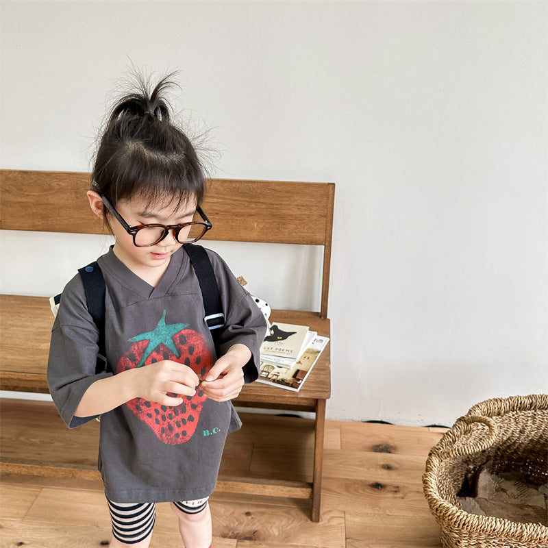 キッズ用Vネック半袖Tシャツ いちごプリントのダークグレー