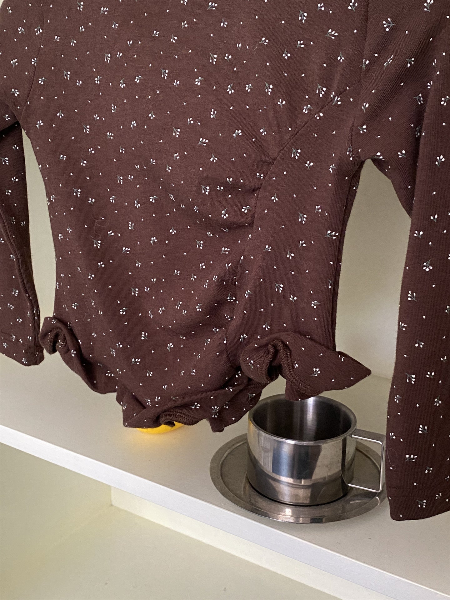 Camiseta de manga larga con cuello rizado y estampado floral para niños