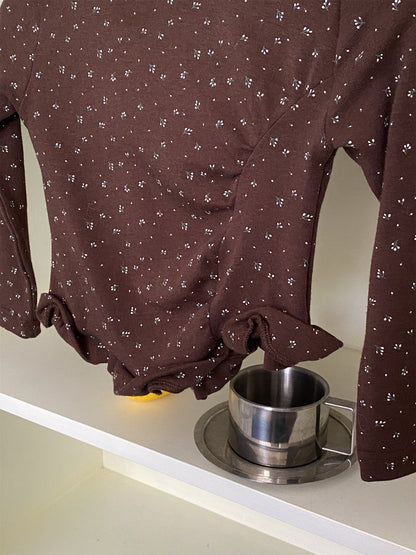 茶色の小花柄長袖Tシャツ、フロントのギャザー寄せと裾メローフリル