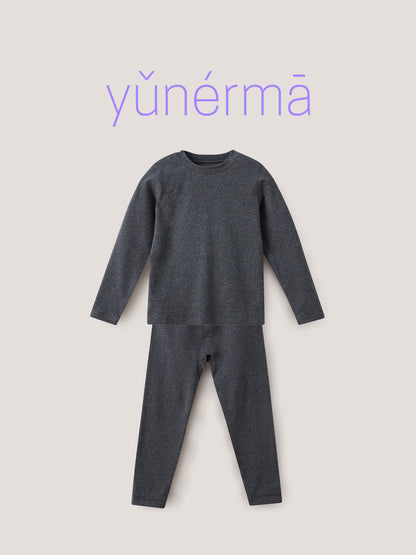 チャコールグレーの長袖Tシャツとロングパンツのセット（ルームウェア）