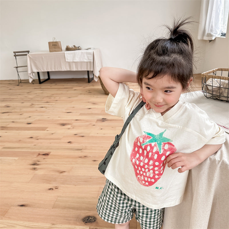 キッズ用Vネックルーズ半袖Tシャツ、クリーム地にいちごプリント