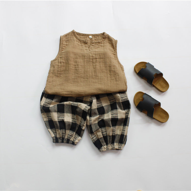キッズ ガーゼ風タンクトップ（ベージュ）とチェック柄ショートパンツ