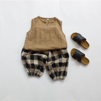 キッズ ガーゼ風タンクトップ（ベージュ）とチェック柄ショートパンツ