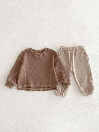 ブラウンのワッフル長袖Tシャツ&パンツ 2点セット（ベージュ系パンツ）