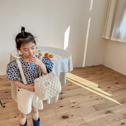 子ども用花柄ブラウス（半袖）、オフホワイト地に小花プリントの丸首パフ袖