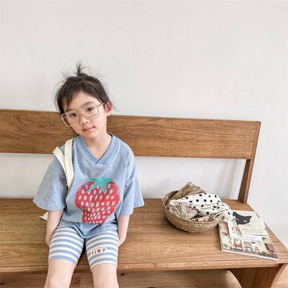 ブルーのキッズVネック半袖Tシャツ、いちごプリントを着た子ども