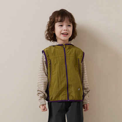 キッズ ベスト カーキグリーン×ネイビー 配色切り替え、フロントジップ付き