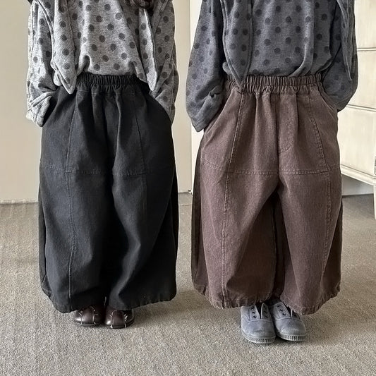 キッズ用ワイドクロップドパンツ、ブラック系とコーヒー系。ゴムウエスト切替
