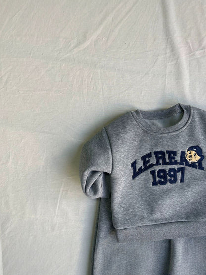 Conjunto de sudadera de manga larga con estampado de logotipo universitario y pantalón largo con forro polar para bebés y niños [mh0014641]