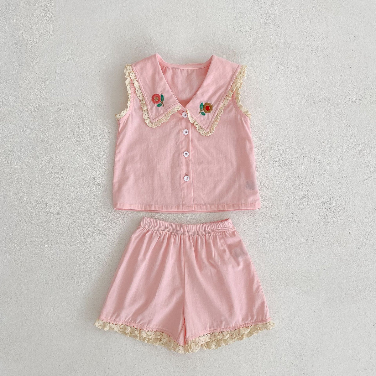 Conjunto de camisa sin mangas con cuello de encaje bordado floral y volantes y pantalón corto para bebé y niño [mh0002001]