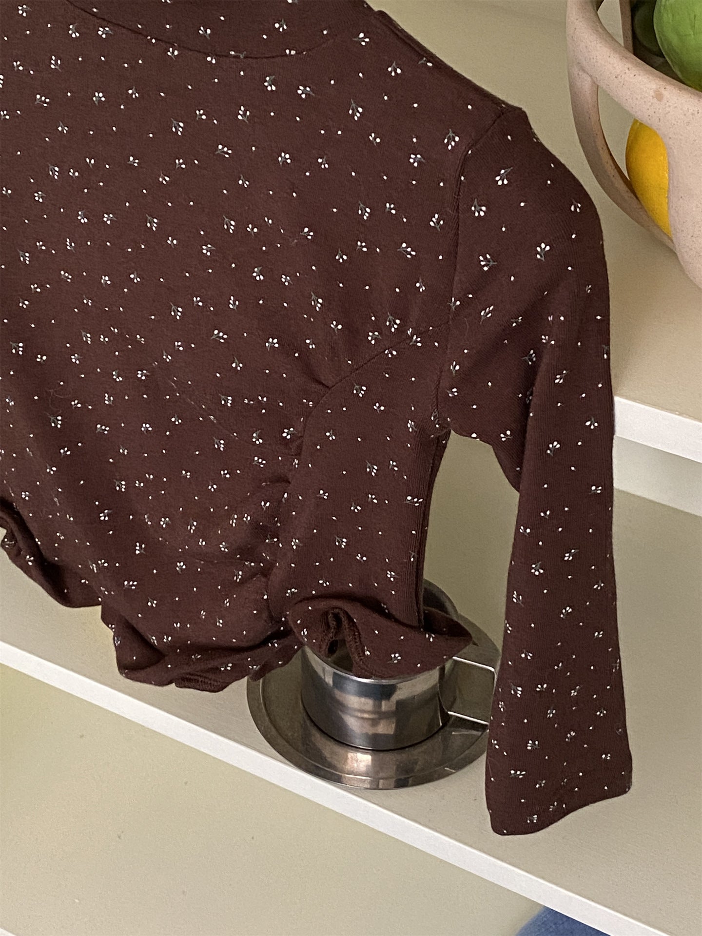 Camiseta de manga larga con cuello rizado y estampado floral para niños