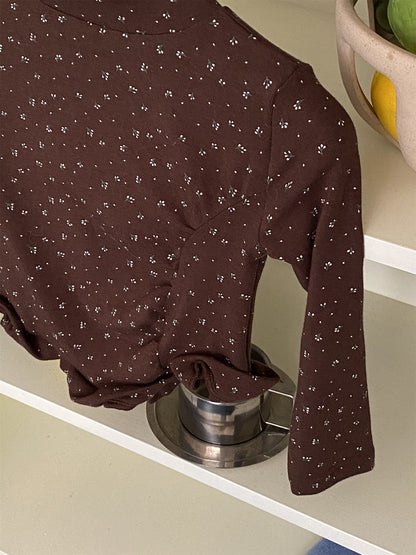 茶色の小花柄長袖Tシャツ、ハイネック風と裾メローフリルのアップ