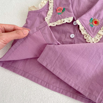 パープルのフラワー刺繍レース襟フリル付きノースリーブシャツとショートパンツ