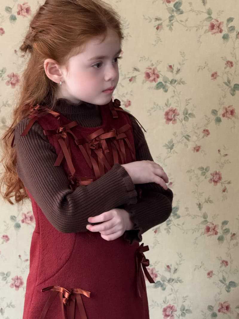 Long-sleeved mock neck cut-and-sew sweater with a ruffled high neck and bottle neck. Basic sweater [mh0011897]