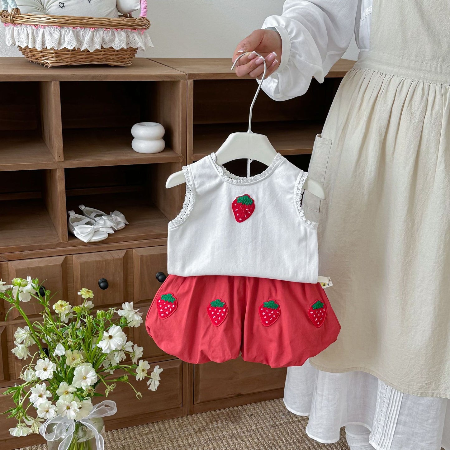 Strawberry Motif Vest Bud Pants Set ストロベリー ノースリーブセット【mh0013418】