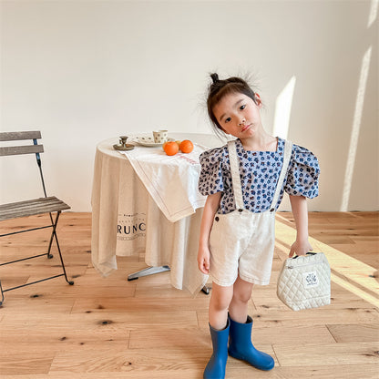 子ども用花柄パフスリーブ半袖ブラウス、ベージュ地にブルーの小花柄