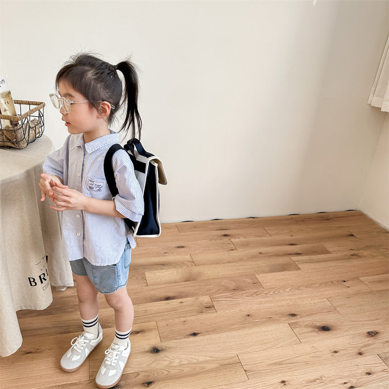 子どもが着用するブルーデニムのショートパンツ、ゴムウエストとフロントポケット