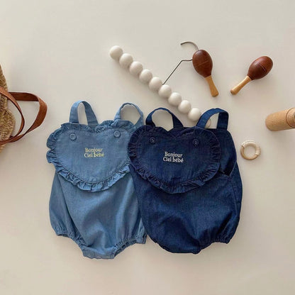 ベビー用デニムサロペット、ハートフリルとロゴ刺繍付き（ライトブルー/ネイビー）
