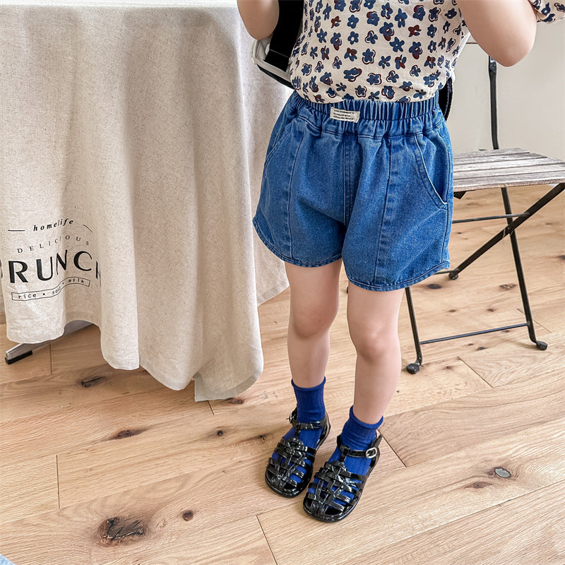 キッズ用ライトブルーデニムショートパンツ、ルーズシルエットのポケット付き