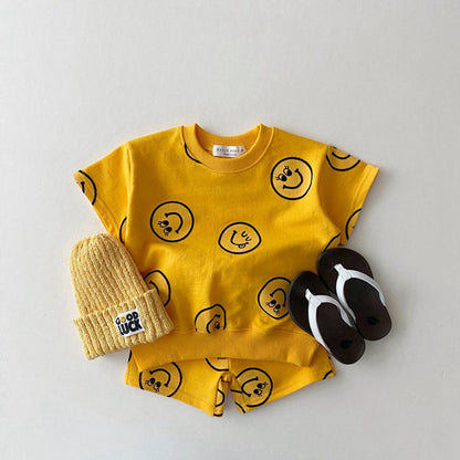 黄色の半袖Tシャツとショートパンツセット、表情アイコン総柄