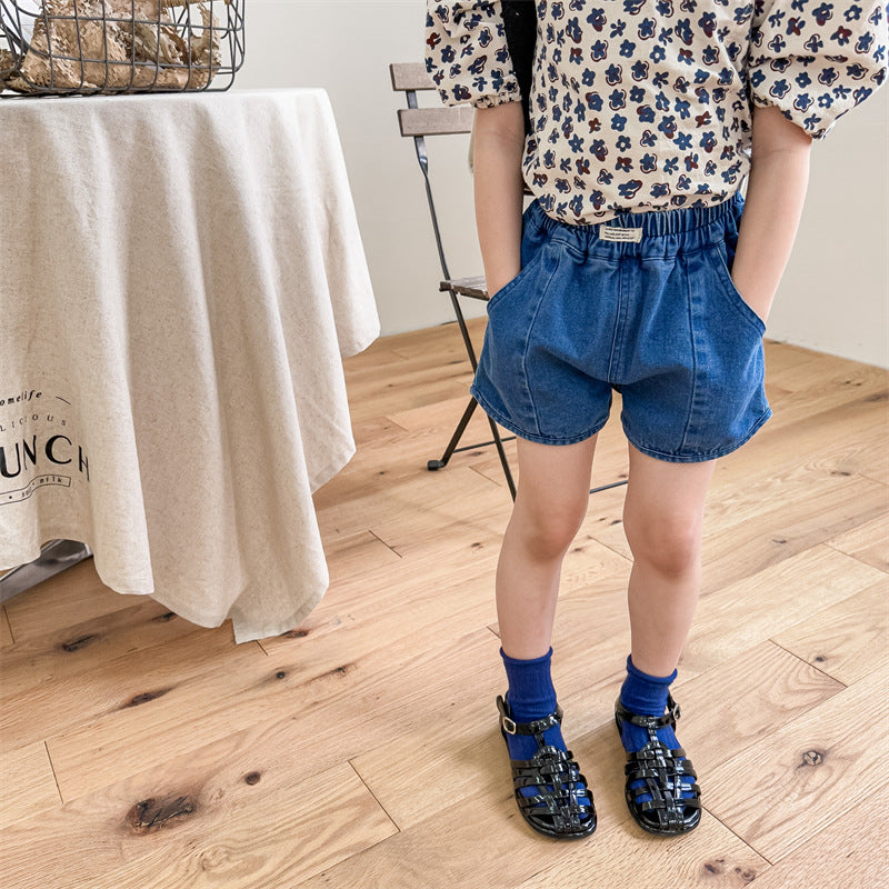 キッズ用ブルーデニムショートパンツ、ウエストゴムとフロントポケット