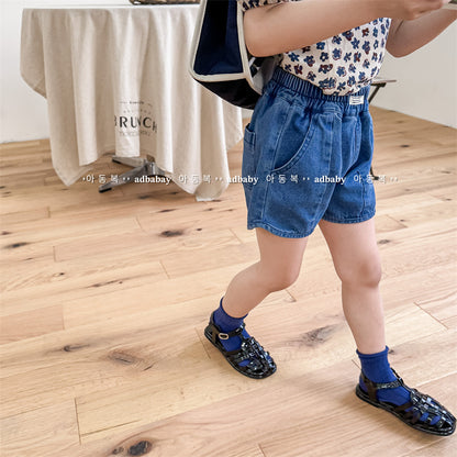 キッズ用ライトブルー デニムショートパンツ、ゆったり丈のポケットデザイン