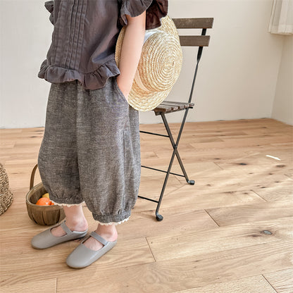 キッズ用クロップドパンツ（グレー）裾レースのフリル仕上げ、ゆったり