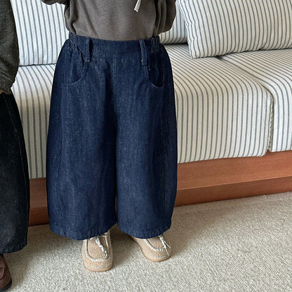 キッズ用ウォッシュデニム ルーズワイドパンツ（ブルー系）正面寄り、サイドポケット付き