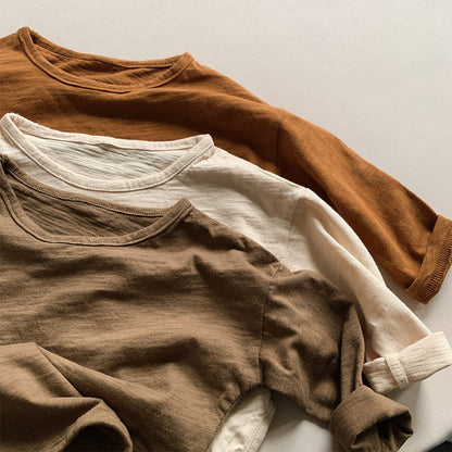 キッズ ルーズ長袖Tシャツ、キャラメルブラウンと生成りホワイトの着用イメージ