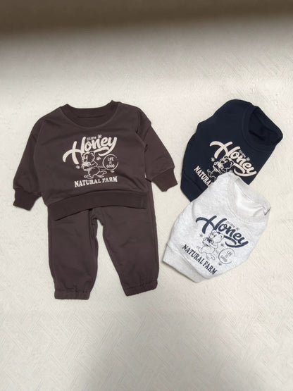 Conjunto de sudadera de manga larga con estampado de oso y logo de letras y pantalón largo para bebés y niños 【mh0014647】