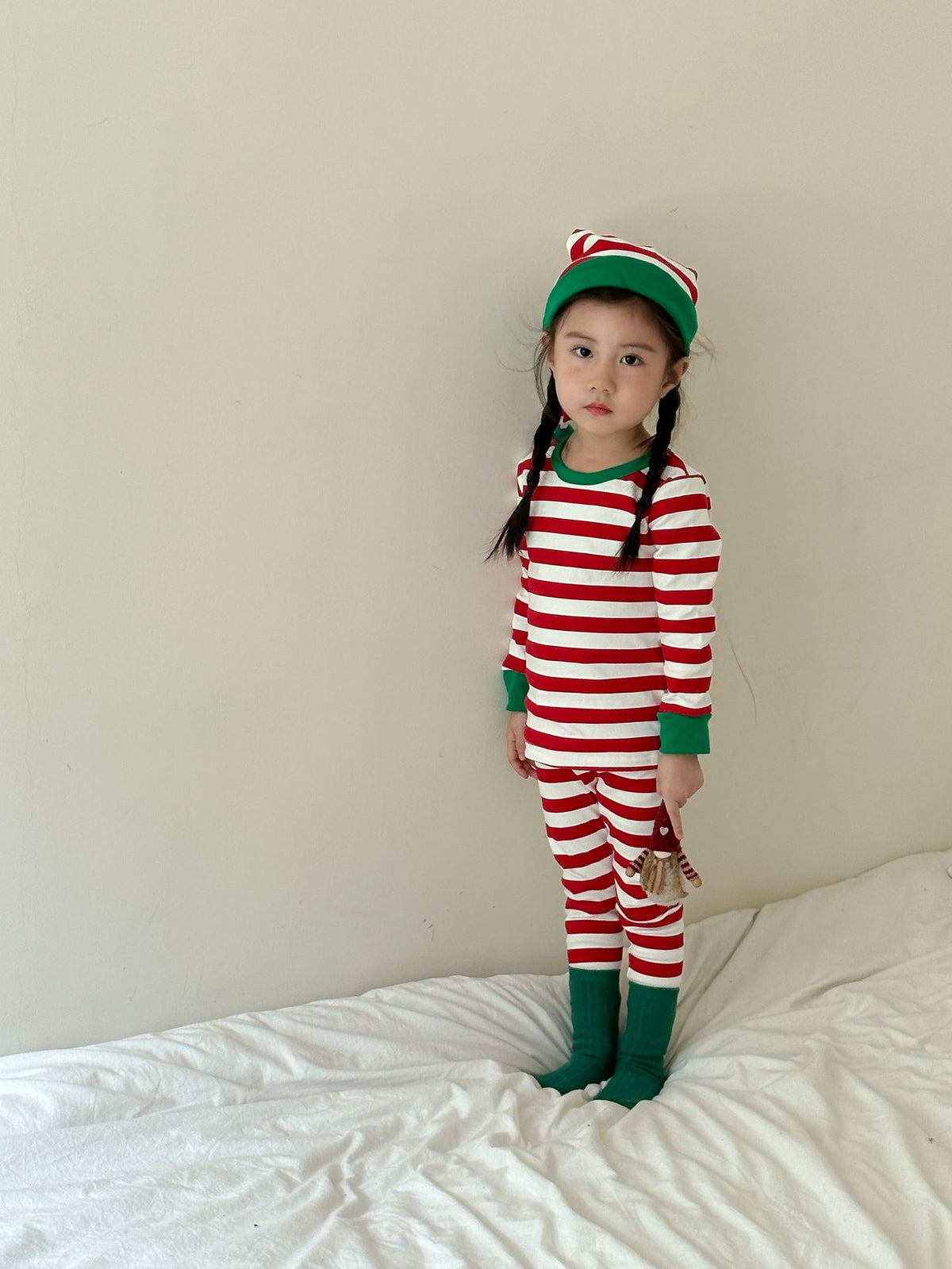 Kids' striped long-sleeve T-shirt, easy-fit long pants, and pom-pom motif cap: 3-piece set【mh0008100】