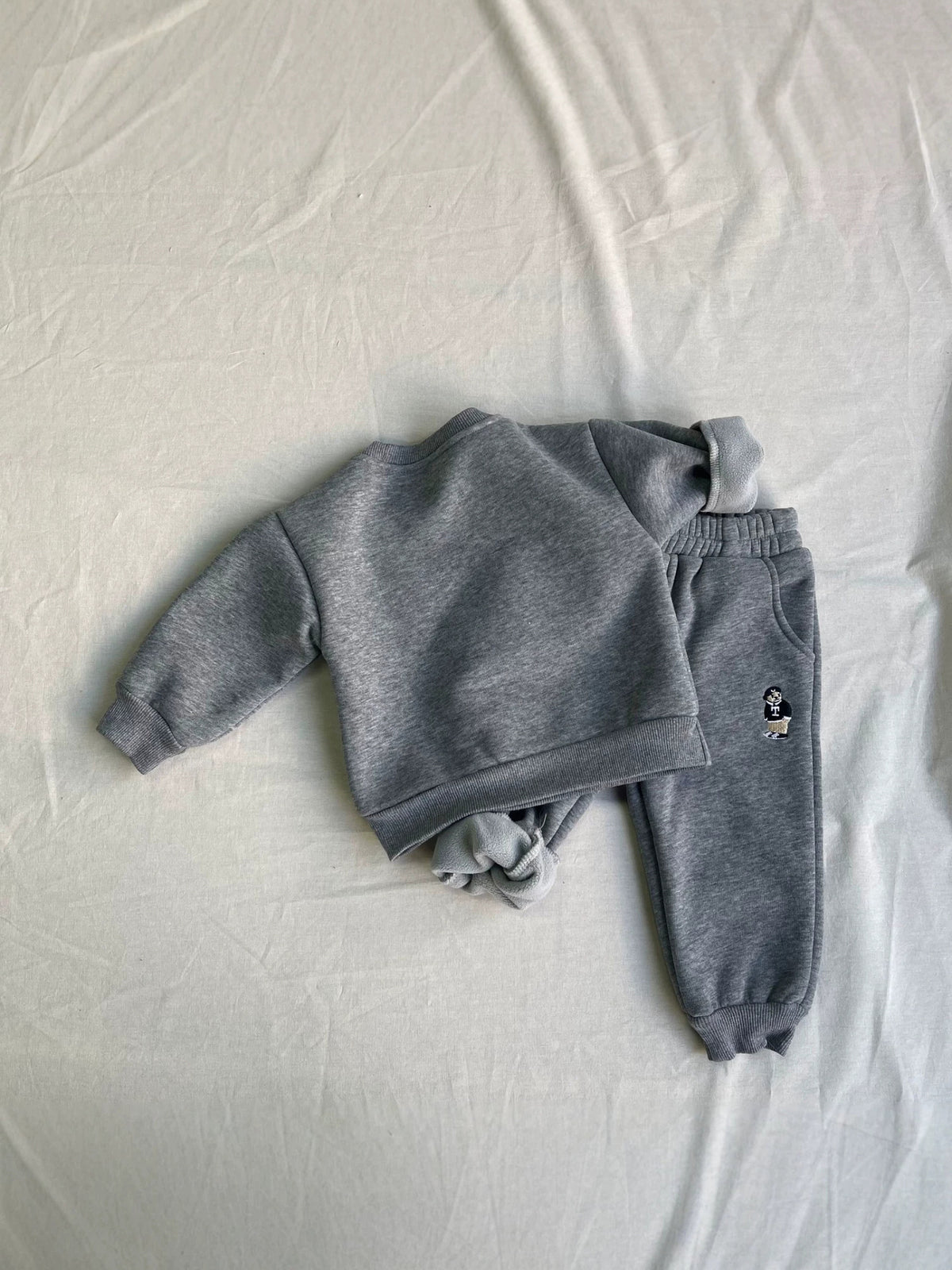 Conjunto de sudadera de manga larga con estampado de logotipo universitario y pantalón largo con forro polar para bebés y niños [mh0014641]