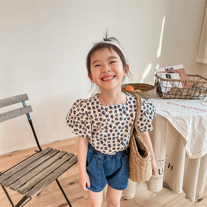 子ども用花柄ブラウス、オフホワイト地に小花プリント、ふんわり半袖パフ
