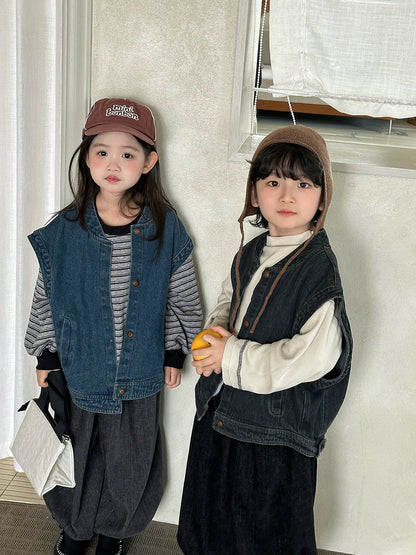キッズ用デニムベスト（スタンドカラー）青と黒系、フロントボタンのシンプルな形