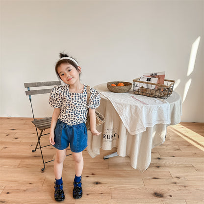 子ども用花柄半袖ブラウス、オフホワイト地に青と赤の小花、丸首