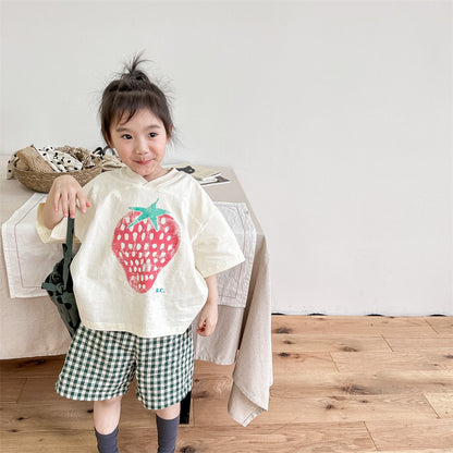 クリーム色のキッズVネック半袖Tシャツ、いちごプリント