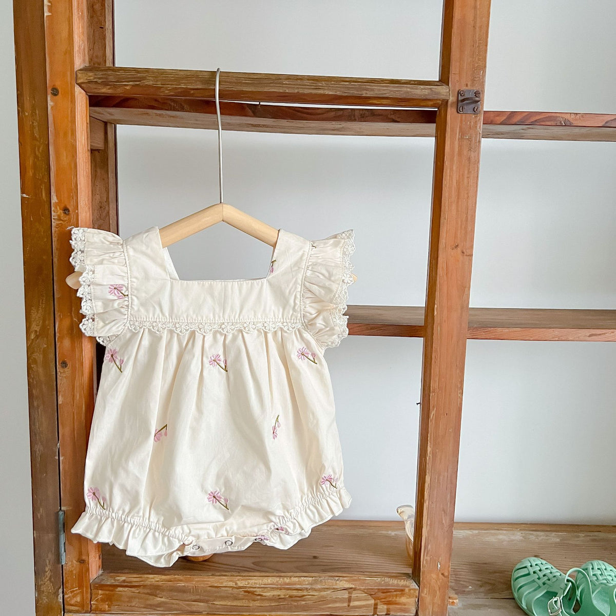 Mameluco de bebé con bordado floral y mangas con volantes 【mh0001865】