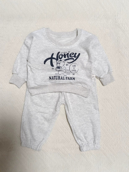 Conjunto de sudadera de manga larga con estampado de oso y logo de letras y pantalón largo para bebés y niños 【mh0014647】