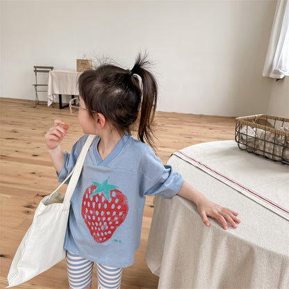 キッズ用ブルーのいちごプリントVネック風ルーズ半袖Tシャツ（後ろ姿）