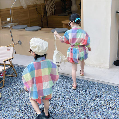 キッズ用チェック柄半袖シャツ＆バルーンショートパンツを着用（後ろ姿）、多色格子