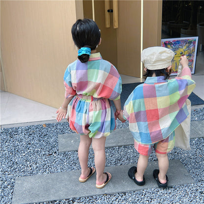 キッズ用カラフルチェック柄半袖シャツとバルーン風ショートパンツセット（後ろ姿）