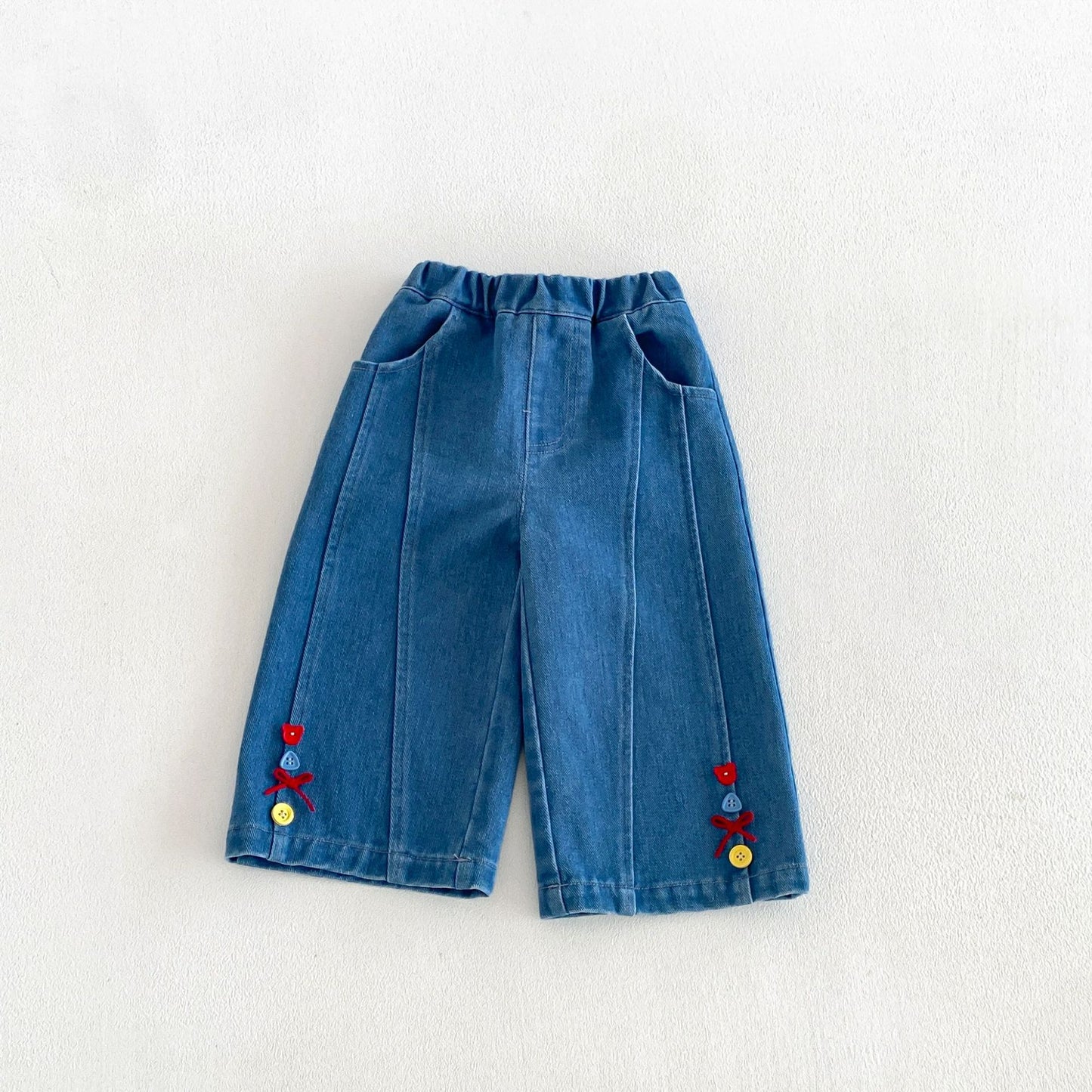 Camiseta de manga larga con estampado infantil y pantalón vaquero con bajo abotonado y pespuntes de lazo [mh0014045]