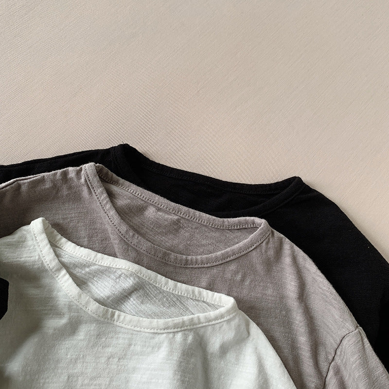 キッズ ルーズ長袖Tシャツ、ブラックとグレーとホワイトの首元アップ