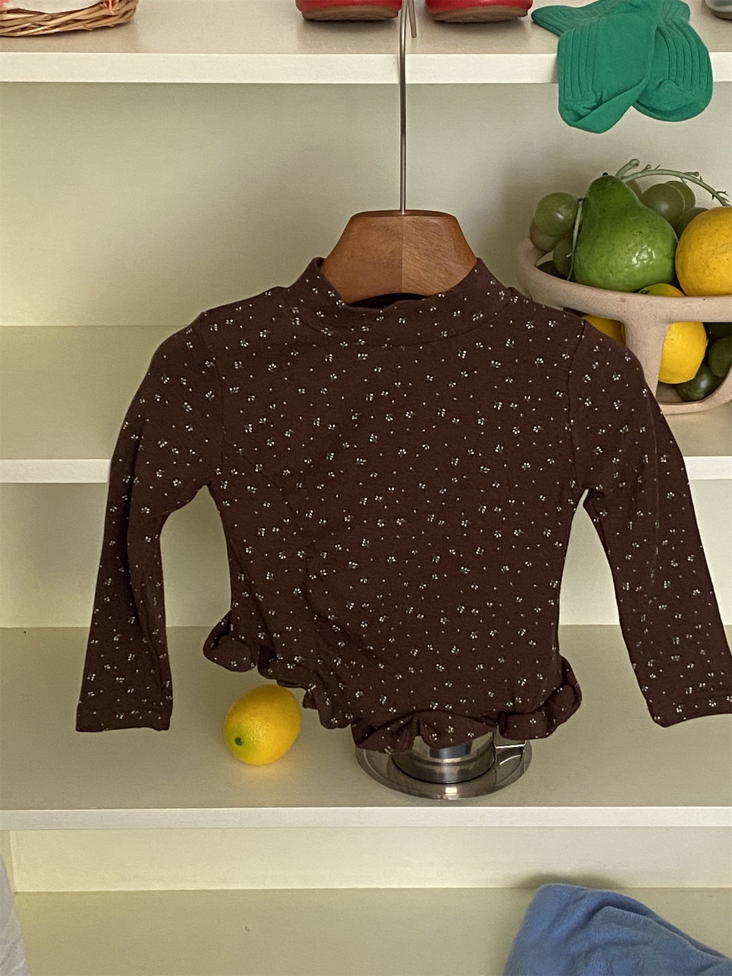 Camiseta de manga larga con cuello rizado y estampado floral para niños