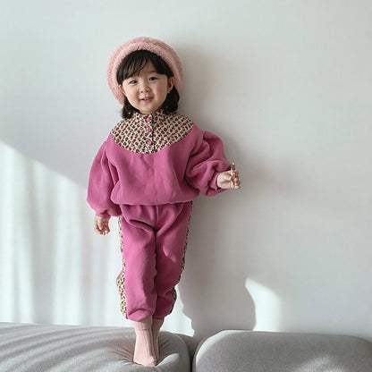 花柄切替の裏起毛トレーナー＆スウェットパンツセット（くすみピンク、前姿）