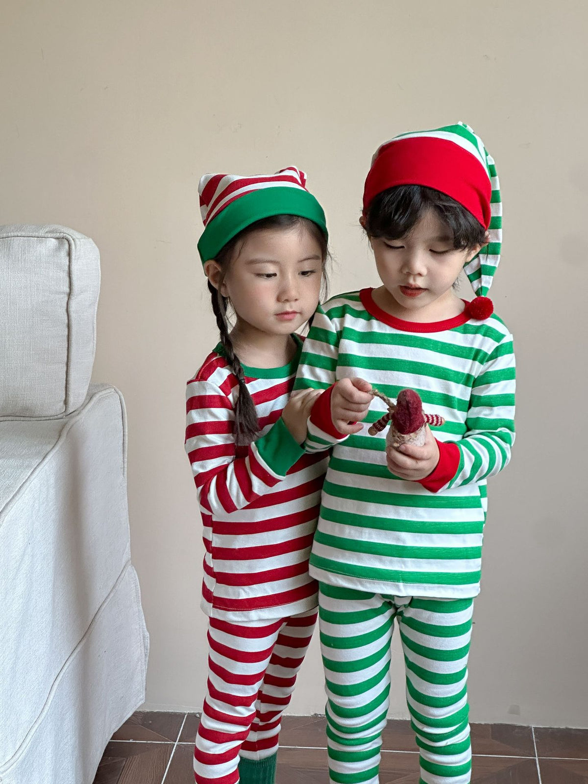 Kids' striped long-sleeve T-shirt, easy-fit long pants, and pom-pom motif cap: 3-piece set【mh0008100】