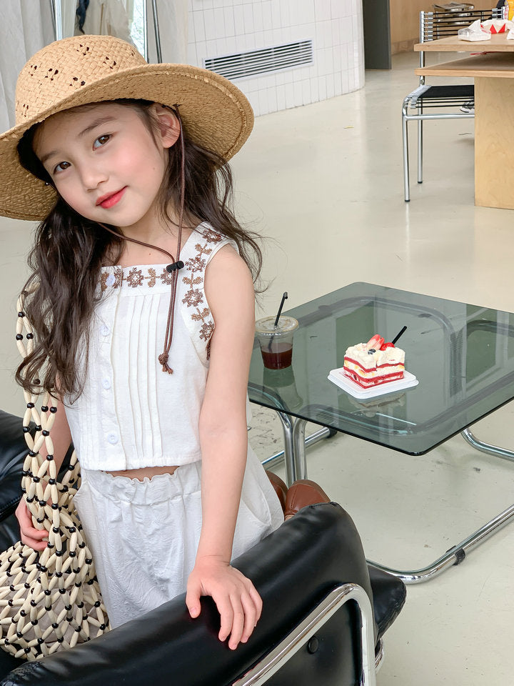 キッズ用ホワイト花刺繍入りキャミソール＆ワイドパンツセット、前ボタン風デザイン